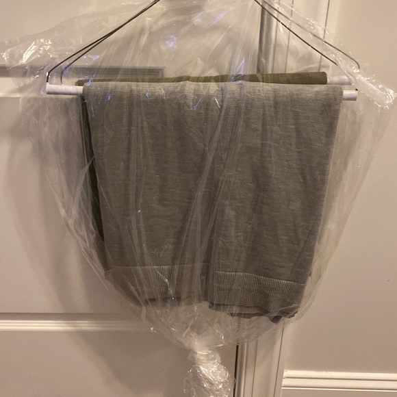 2 Banana Republic XL sweaters - never worn - Picture 2 of 2